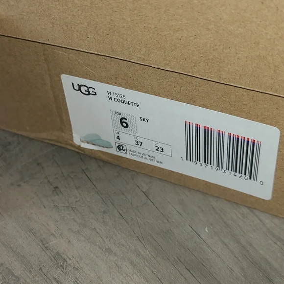 UGG Slippers - Picture 2 of 5